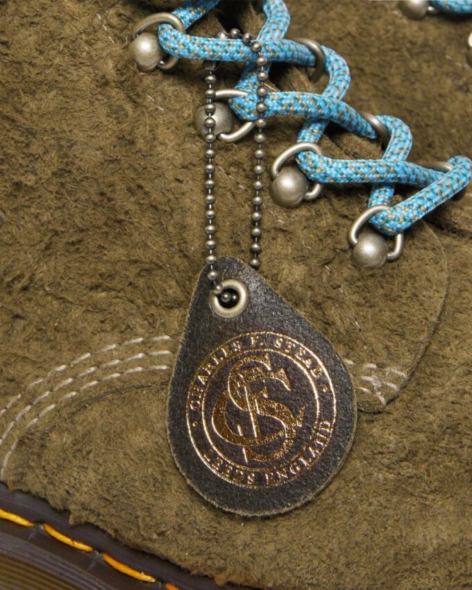 101 Fabricat în Anglia Cizme din piele de căprioară cu accesorii metalice 101 Fabricat în Anglia Cizme din piele de căprioară cu accesorii metalice