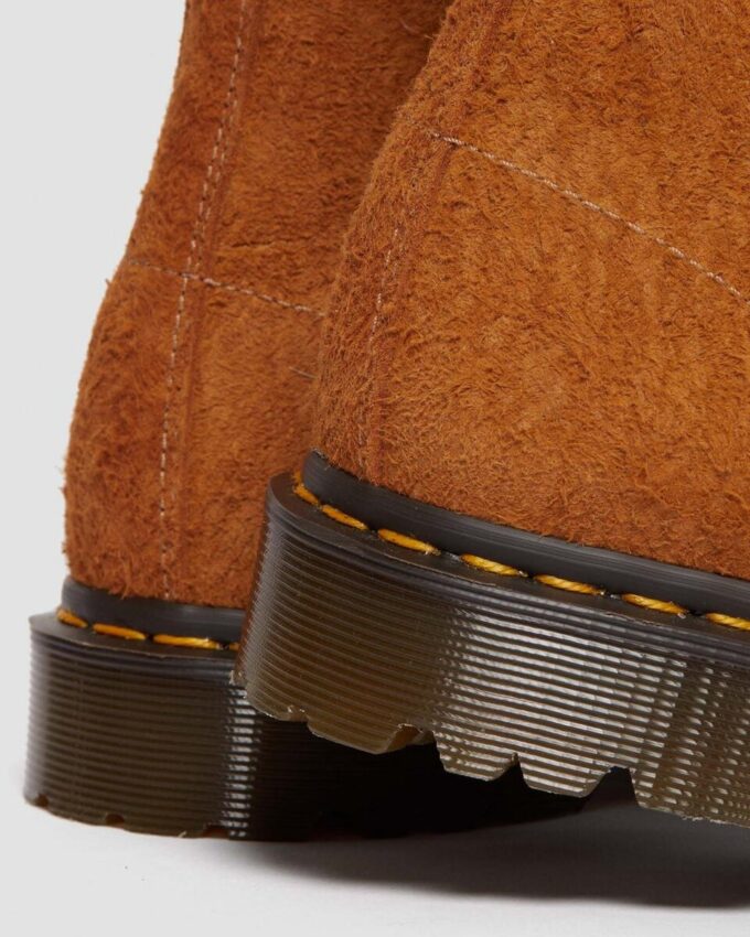 101 Fabricat în Anglia Cizme din piele de căprioară cu accesorii metalice 101 Fabricat în Anglia Cizme din piele de căprioară cu accesorii metalice