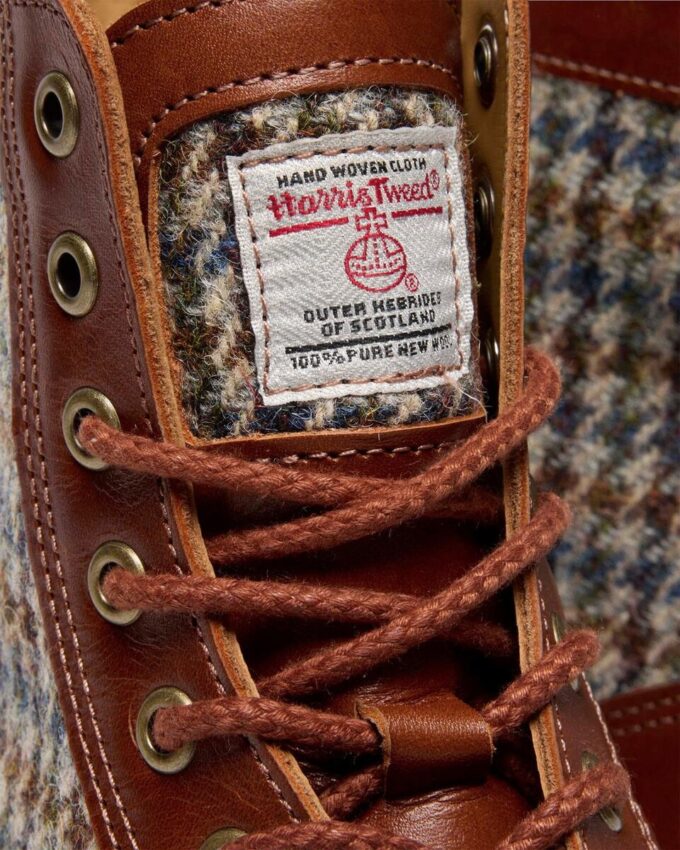 1460 Pascal Fabricați în Anglia Cizme din piele și Harris Tweed 1460 Pascal Fabricați în Anglia Cizme din piele și Harris Tweed