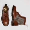1460 Pascal Fabricați în Anglia Cizme din piele și Harris Tweed 1460 Pascal Fabricați în Anglia Cizme din piele și Harris Tweed