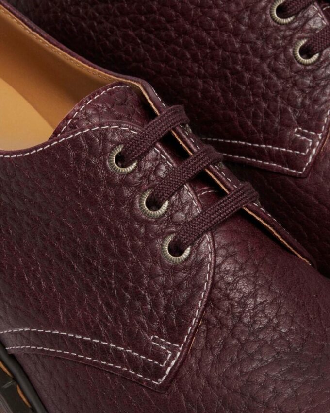 1461 Fabricat în Anglia Pantofi cu vârf rotunjit din piele moale Boa embosată 1461 Fabricat în Anglia Pantofi cu vârf rotunjit din piele moale Boa embosată