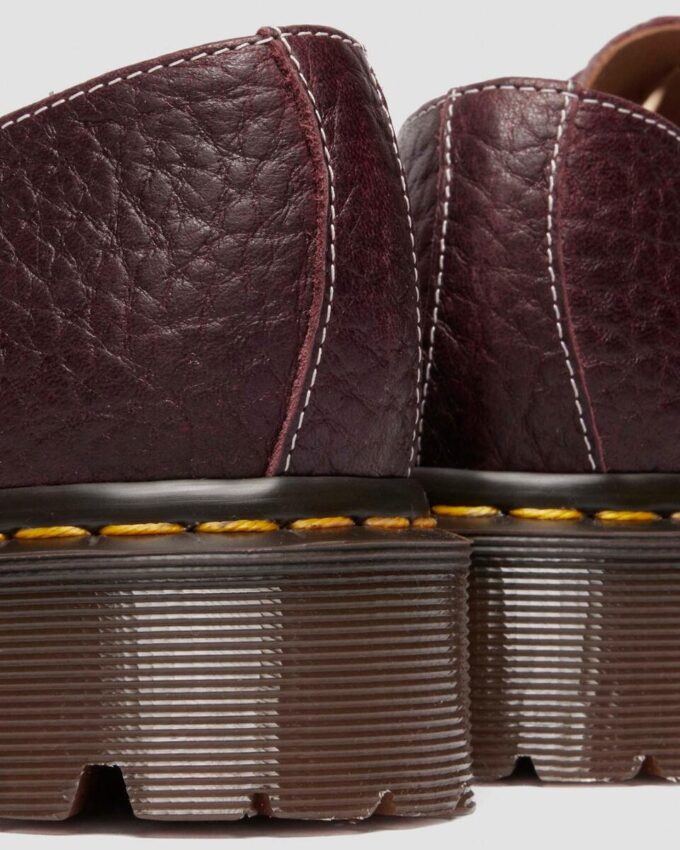 1461 Fabricat în Anglia Pantofi cu vârf rotunjit din piele moale Boa embosată 1461 Fabricat în Anglia Pantofi cu vârf rotunjit din piele moale Boa embosată