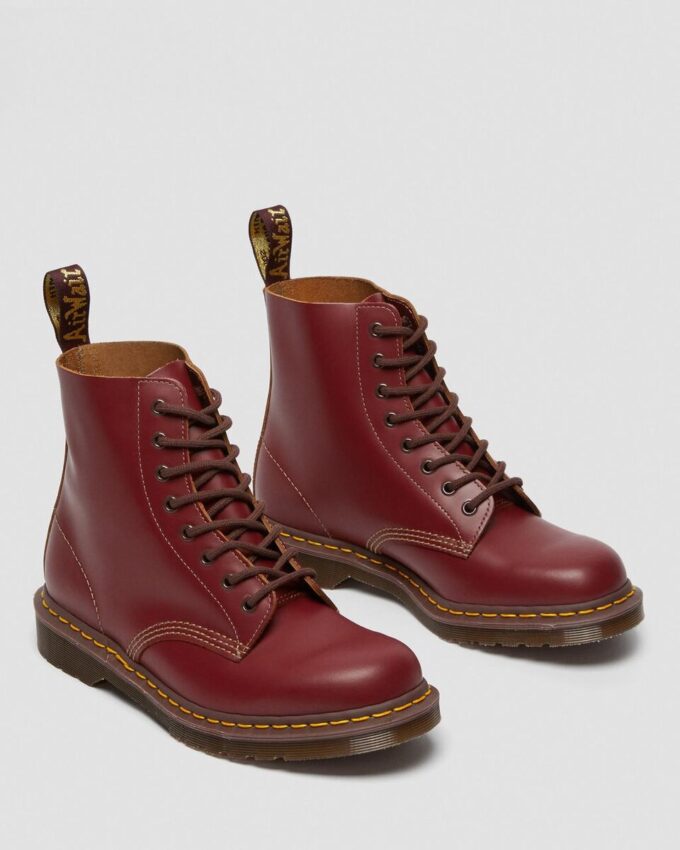 Cizme cu șireturi din piele vintage 1460 fabricate în Anglia Cizme cu șireturi din piele vintage 1460 fabricate în Anglia